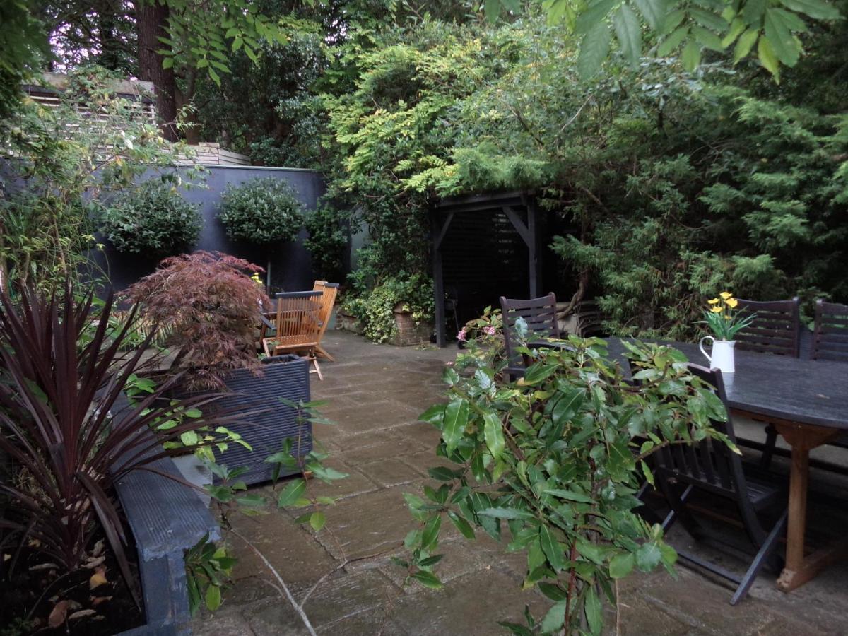 Villa Coach House Woking Exterior foto